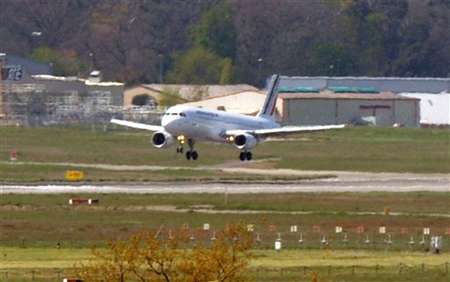 Nhiều hãng hàng không kêu gọi bỏ lệnh cấm bay